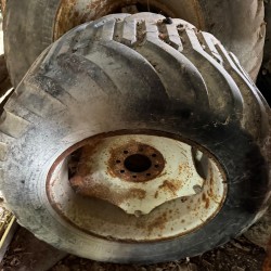 n.4 GOMME TRELLEBORG _ 500 / 45 - 22.5 e 600 / 55 - 26.5 + CERCHI