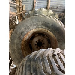n.4 GOMME TRELLEBORG _ 500 / 45 - 22.5 e 600 / 55 - 26.5 + CERCHI